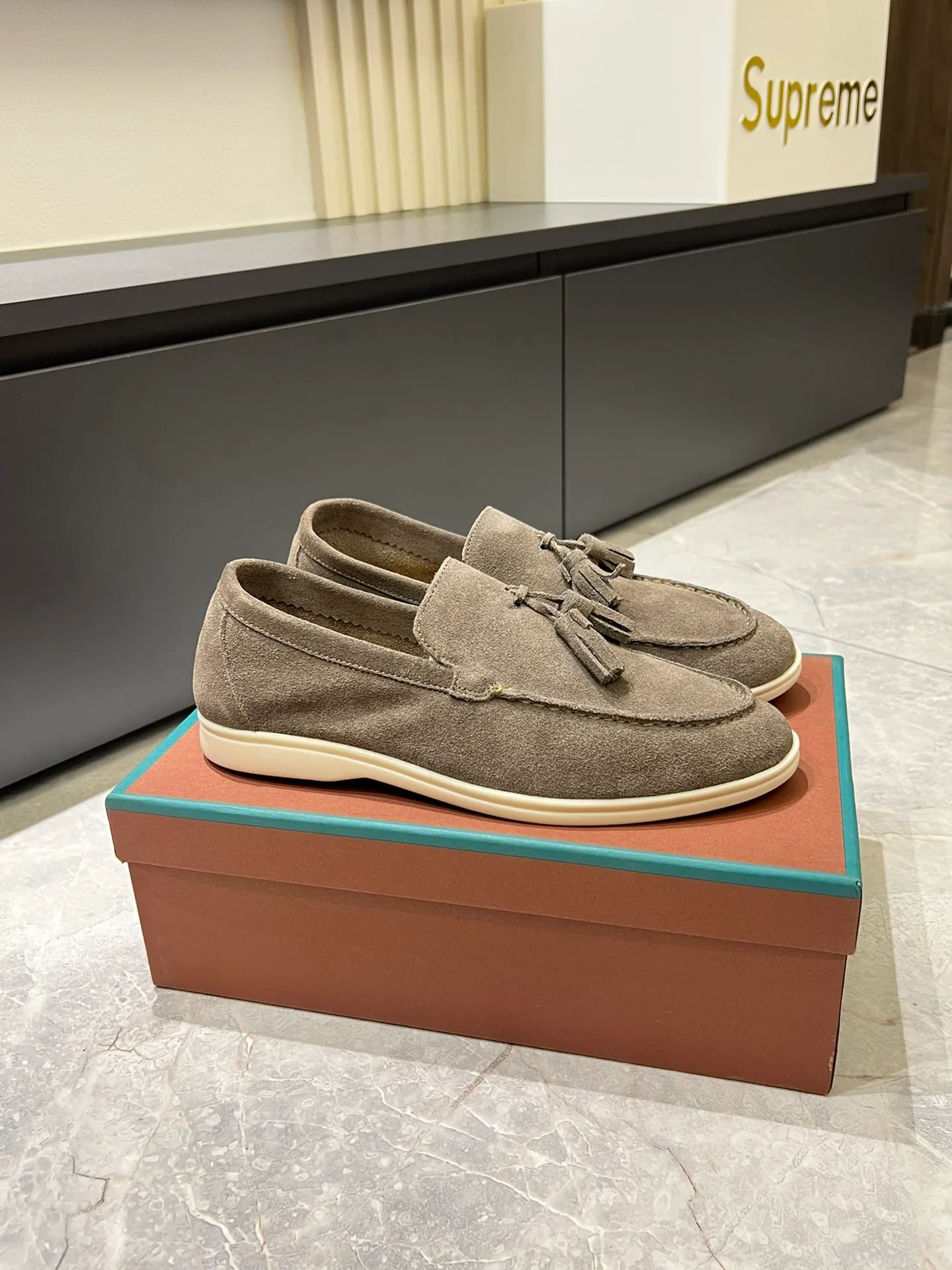 Men's shoes 💰p360 "Loro men's shoes 💰pian'*" Classic L men's shoes for couples 💰p Top version British flat loafers, a must-have item in old money style, the minimalist design is eye-catching and durable, a plus point for dressing The soft foot feel and texture are outstanding. They don’t scratch your feet and are very nice. They are matched with soft and waxy soles. They can be worn daily for a long time without getting tired. They are easy to wear, versatile and classic items, with perfect foot feel and texture! Imported cashmere fabric, the lining is made of imported A-grade water-dyed cow lining, the top version of the genuine leather midsole is sewn with pure handmade mark thread! Size: Female 35-40 (34. Customized) Male 38-44 (45.46. Customized)